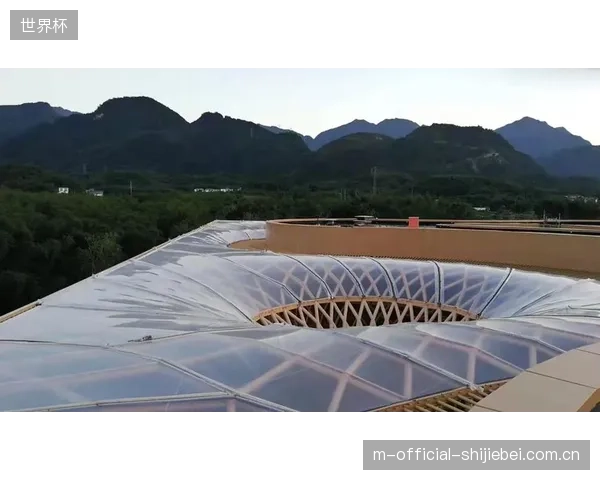 重量仅为传统屋顶1-30的PTFE膜结构，其物理校准显著提升了大型体育场馆的抗震安全系数